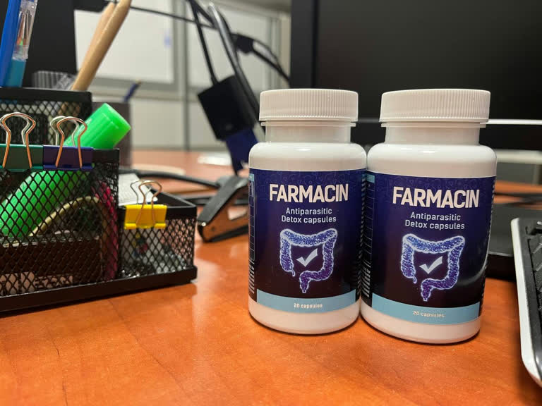Dvě balení Farmacinu na pracovním stole